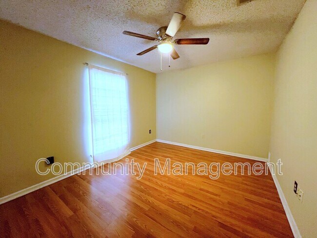 Building Photo - 9868 Kinglet Dr