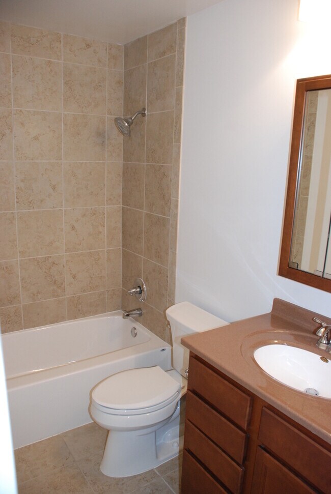 Building Photo - 249 W Ct of Shorewood