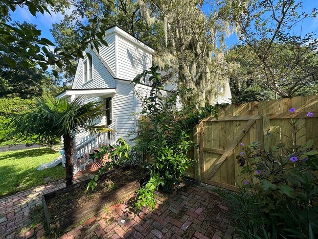 Building Photo - Charming Three Bedroom Home in the Heart of West Ashely