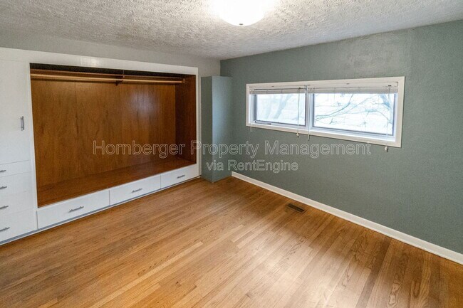 Building Photo - 2324 E South Crescent Ave