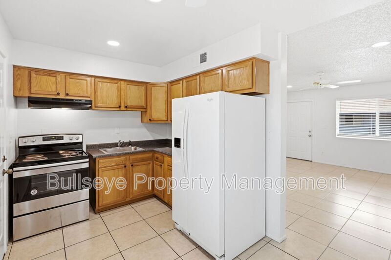 Building Photo - 2245 W Glenrosa Ave
