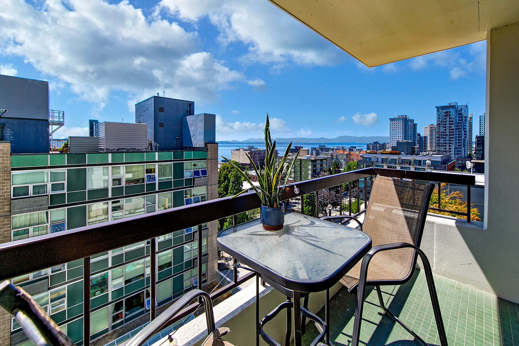 VERY Large deck with great views - 2201 3rd Ave