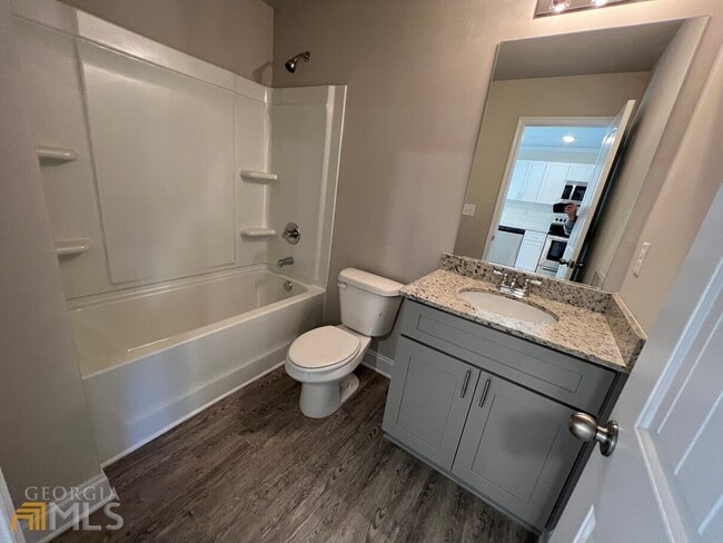 Building Photo - 250 Holly St