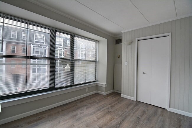 Building Photo - 4 Douglas Park