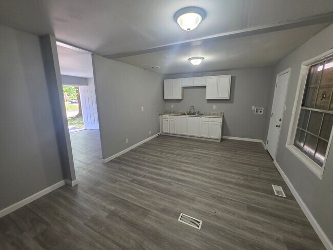 Building Photo - LIMITED TIME**NO APPLICATION FEE**1/2 OFF DEPOSIT**