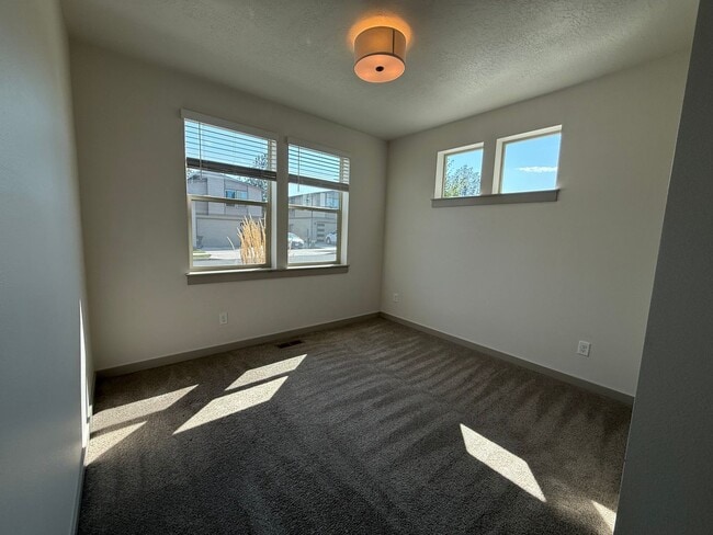 Building Photo - Newer 3 Bed/2 Bath Construction on Bend's Eastside - Cessna Drive