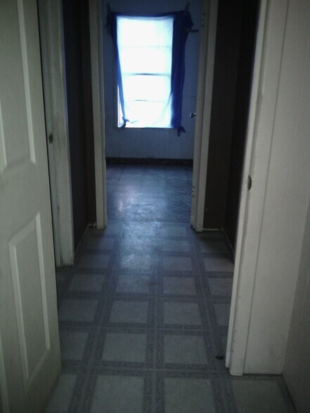 view of hallway between bedrooms - 2323 Hicks Ave