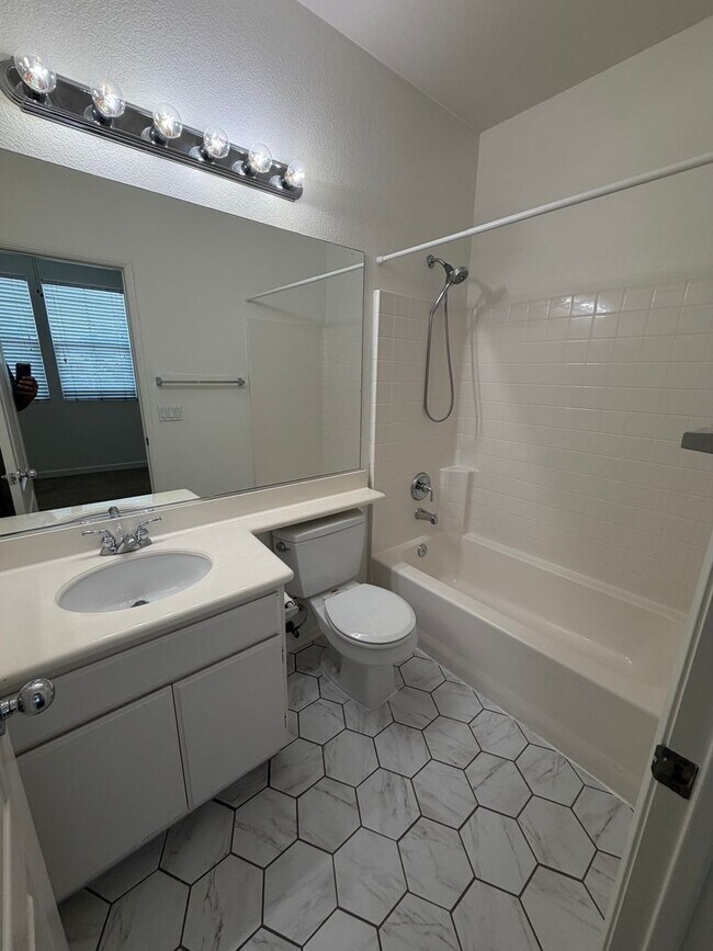 Building Photo - FOR LEASE – Beautiful 2 + 2.5 Townhome with A/C, Near Downtown Ventura & the Beach!