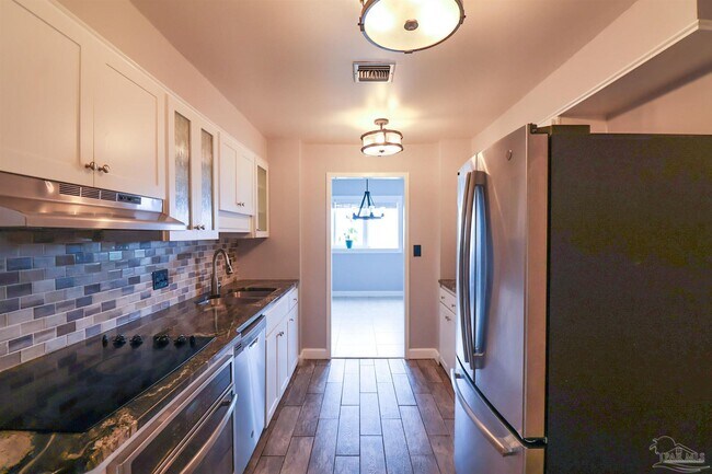 Building Photo - 825 Bayshore Dr