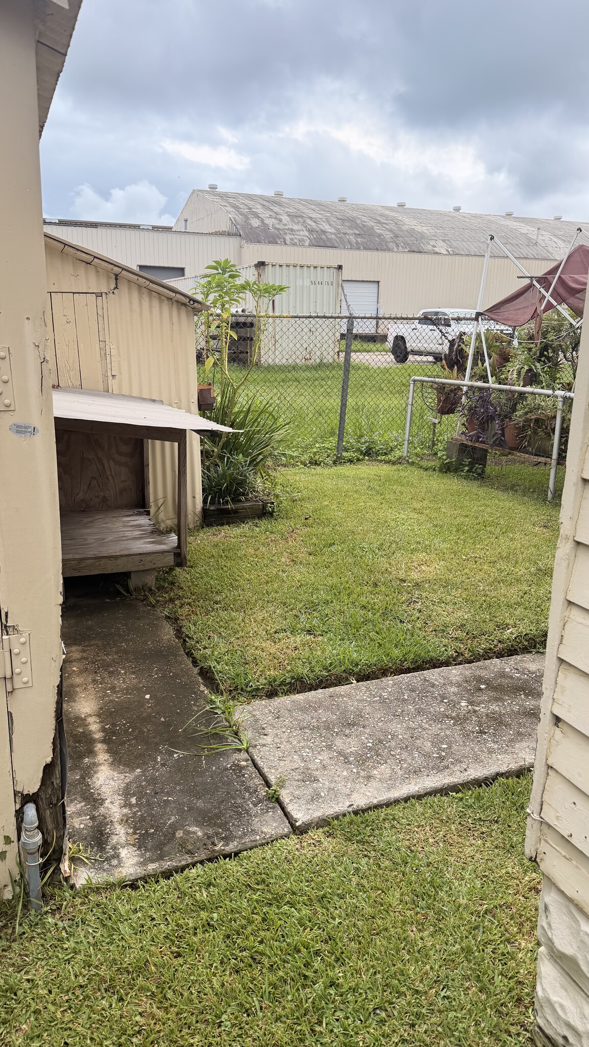 private yard - 417 Coolidge St