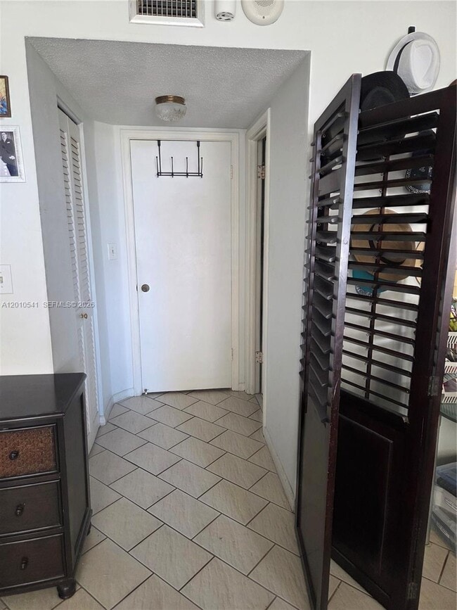 Building Photo - 1817 S Ocean Dr