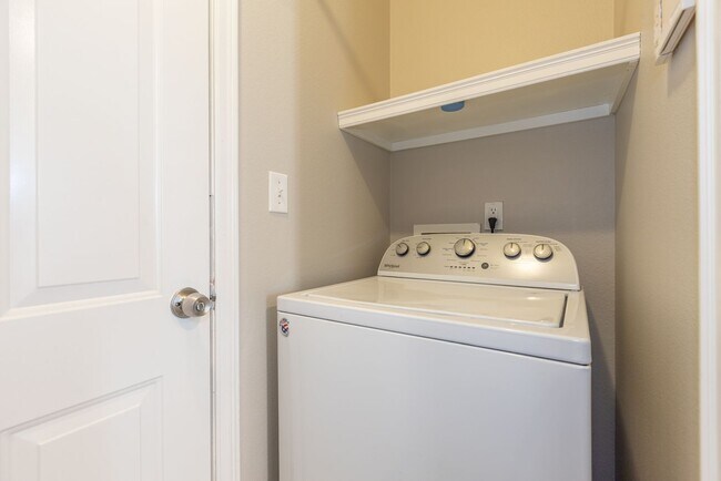Building Photo - Charming 3 Bed/2 Bath near pool!