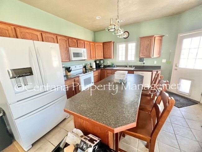 Building Photo - Beautiful home on the outskirts of town!