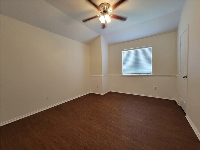 Building Photo - 1028 Utopia Ln