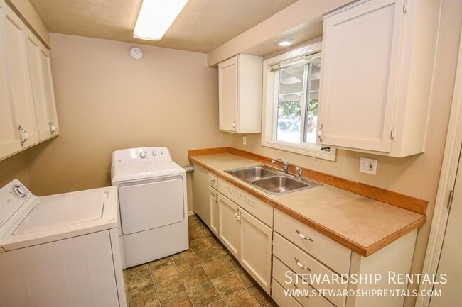 Building Photo - 2427 Miami Ln