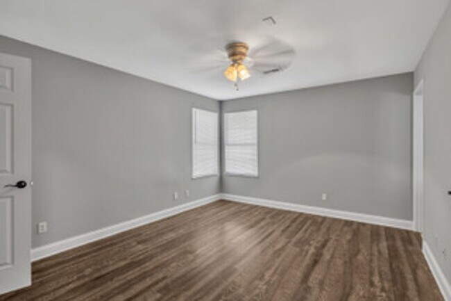 Building Photo - Knoxville 37912 - 3 bedroom 2 bath - call Kathy Leveille 865-556-0370