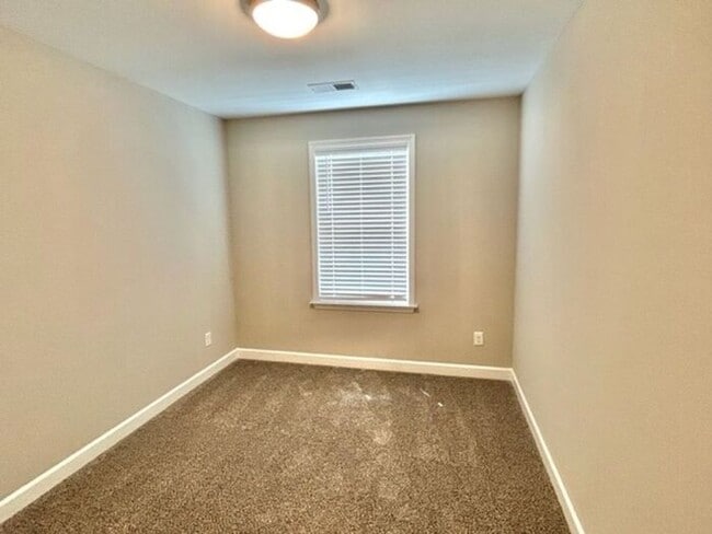 Building Photo - Now Leasing a 4-bedroom 2.5 bath home in M...