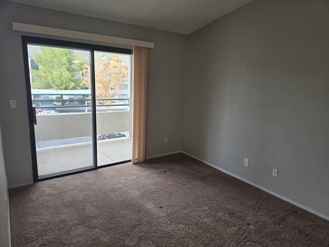 Building Photo - ***GREAT 1 BEDROOM/ 1 BATH CONDO ON SECOND...