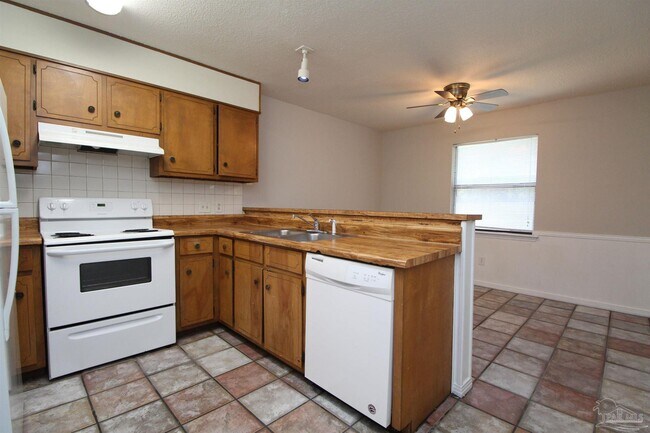 Building Photo - 5250 Powrie Dr