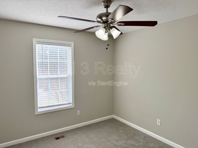 Building Photo - 753 Newport Dr