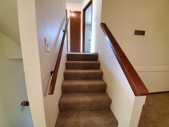 Building Photo - Spacious 3 Bedrooms 2 Baths Townhome Available