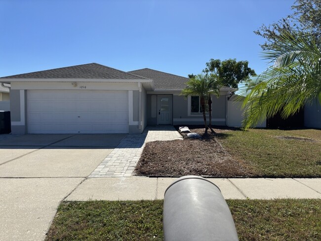 Building Photo - Remodeled 4-bedroom 2 bath 2 car garage in...