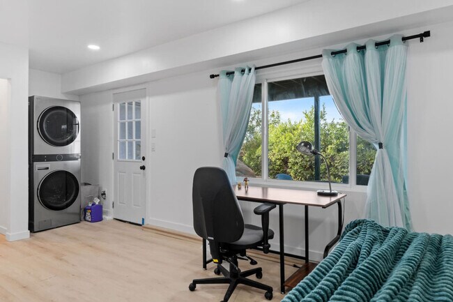 Building Photo - 5048 Bluff Pl