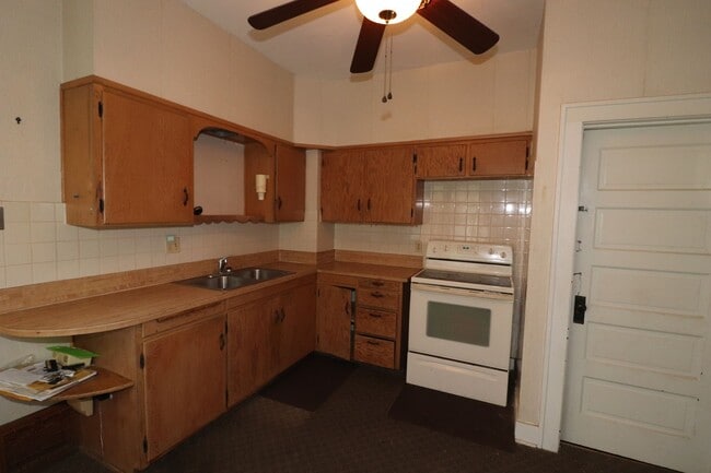 Building Photo - Spacious home for rent