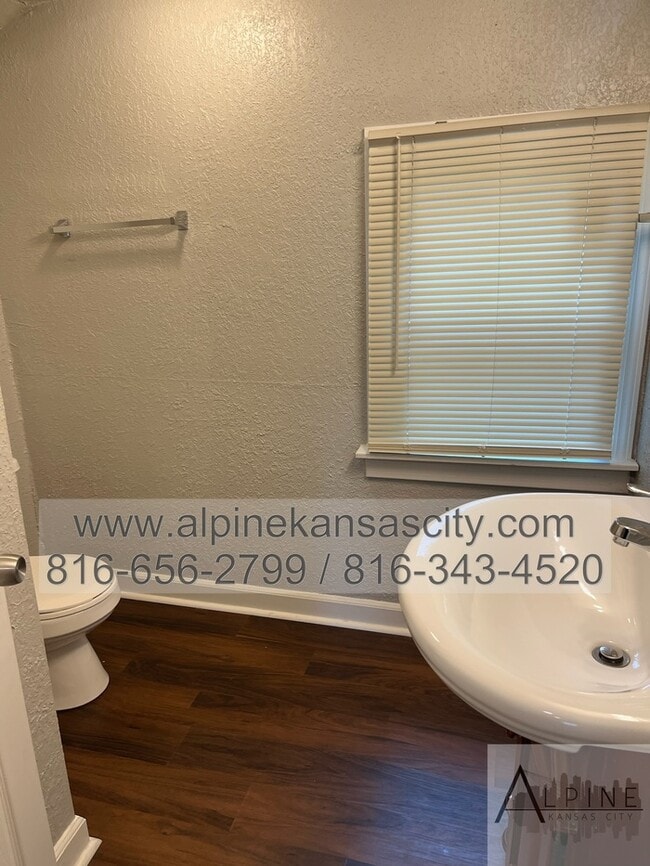 Building Photo - Spacious Upstairs Loft with Bathroom!