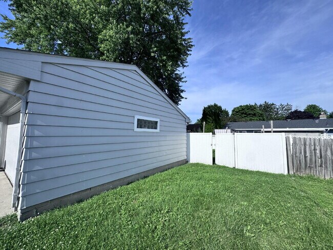 Building Photo - 2620 Duane Dr