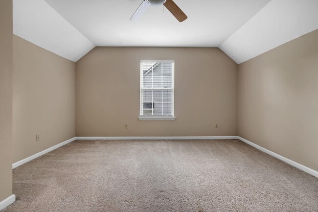 Building Photo - 848 Eagle View Dr