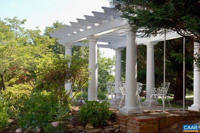 Building Photo - 500 Crestwood Dr