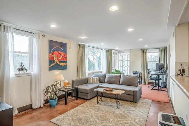 Building Photo - 3245 Kings Ln