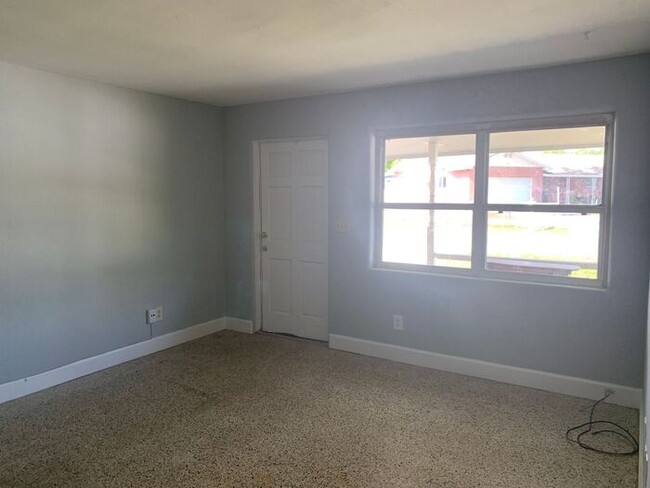 Building Photo - TWO BEDROOM IN TRIPLEX AVAILABLE NOW! PET ...