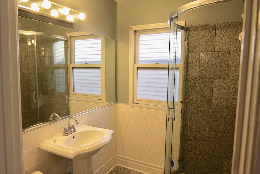 Building Photo - 1142 W Wolfram St