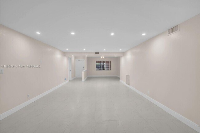 Building Photo - 250 E Royal Palm Rd