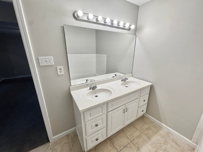 Building Photo - 2664 Richwood St