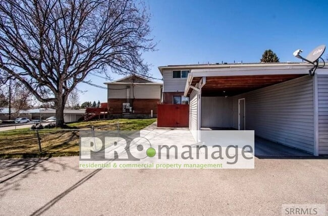 Building Photo - Three bed, one and a half bath townhouse in Idaho Falls