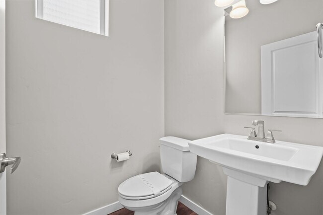 Building Photo - Beautiful 3bd/2.5ba Home w/Office Space & Bonus Loft