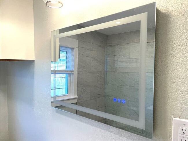 Building Photo - 807 E Riverside Dr