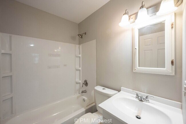 Building Photo - "Charming 4-Bedroom Retreat with Spacious Living in Indianapolis!"