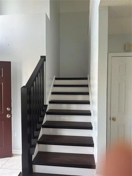 Building Photo - 712 Parrot Ct