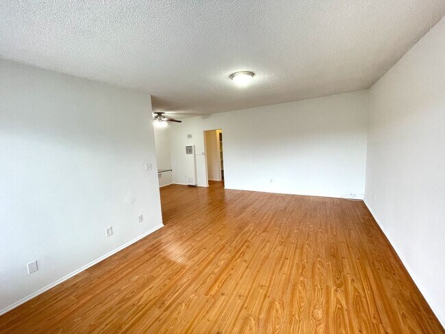 Interior Photo - 5715 Vineland Ave