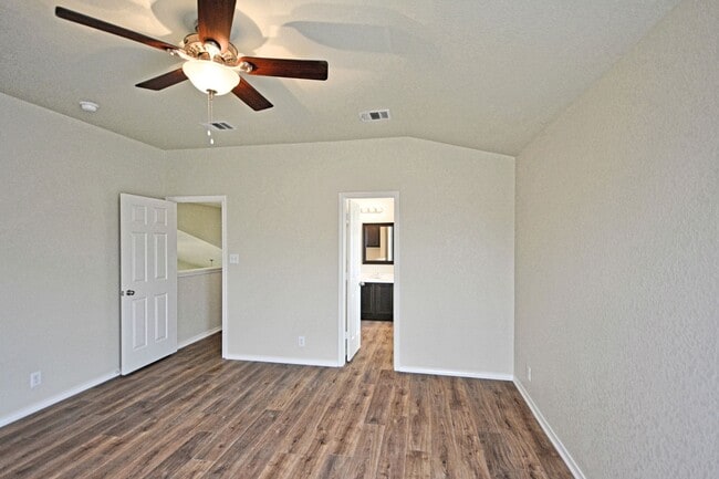 Building Photo - 2121 Sinclair Dr