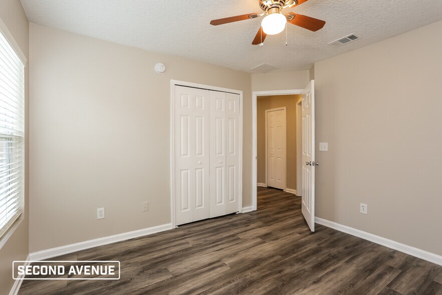 Building Photo - 10659 Sandy Oaks Dr