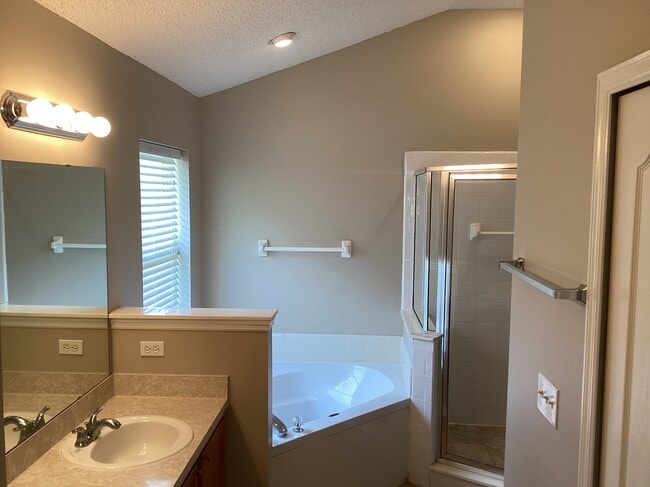Building Photo - 220 Southlake Dr
