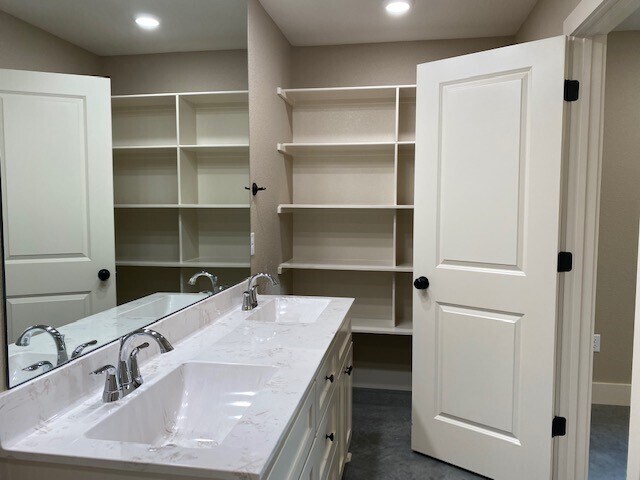 Building Photo - 17 Hidden Oak Dr