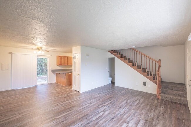 Building Photo - *MOVE IN SPECIAL** Close To The Heart of Down Town Lebanon!