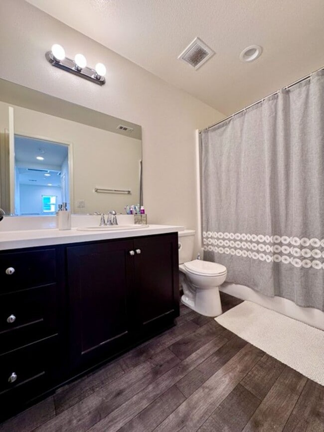 Building Photo - Beautiful 3 bedroom Town house available f...