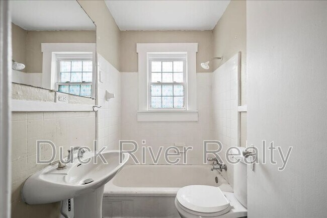 Building Photo - 2135 Thomas Ave